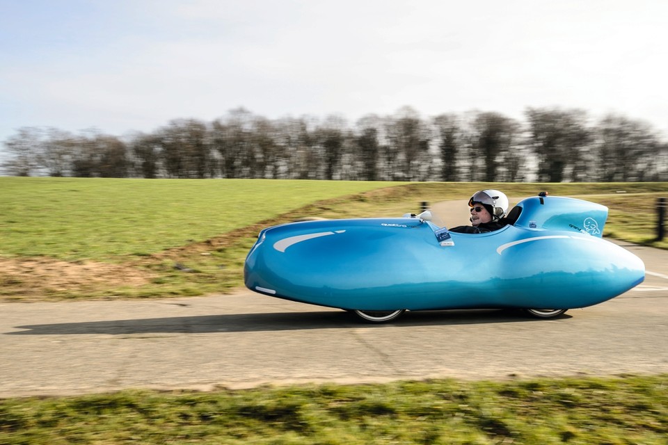 Het lijkt een beetje op een spaceship, de ligfiets van Chris Trines uit Roermond. 