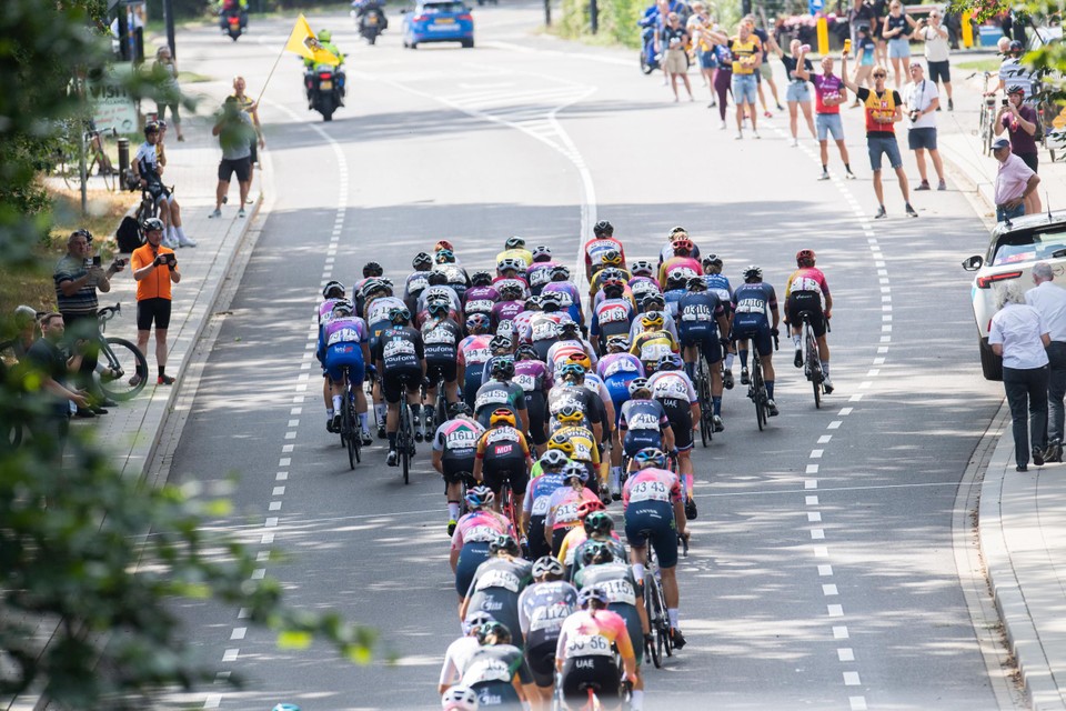 Het peloton beklimt tijdens de Ladies Tour de Cauberg in Valkenburg. 