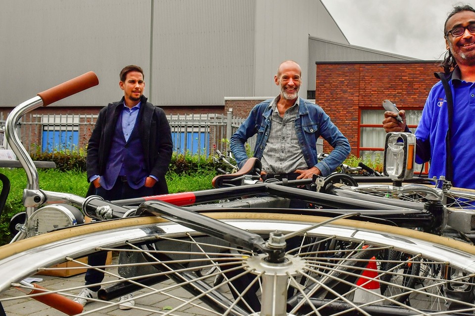 Wethouders Joep Ummels (links), Hub Janssen brachten hun fiets ook langs bij Sudish Debisarun 