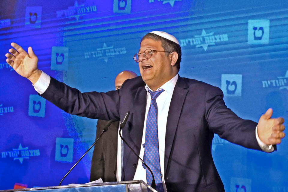 De Israëlische politicus Itamar Ben-Gvir maakt kans minister te worden, terwijl het leger hem te radicaal vond voor dienstplicht.  