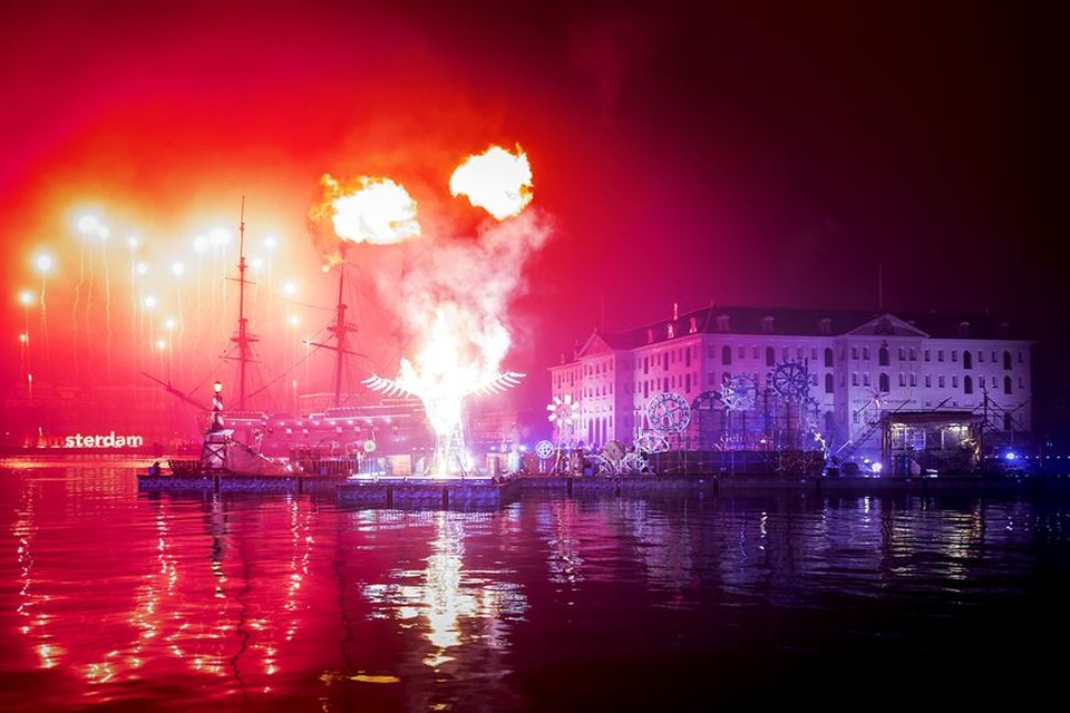 Amsterdam luidt 2017 in met vuurwerkshow