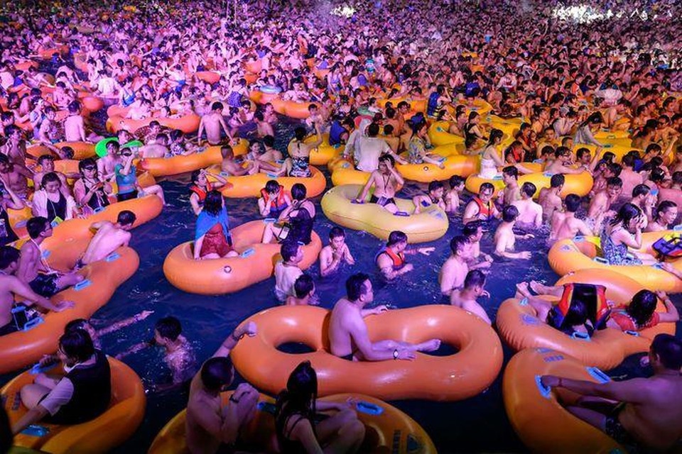 Honderden mensen zochten afgelopen weekend verkoeling in een openluchtzwembad in de Chinese stad Wuhan. 