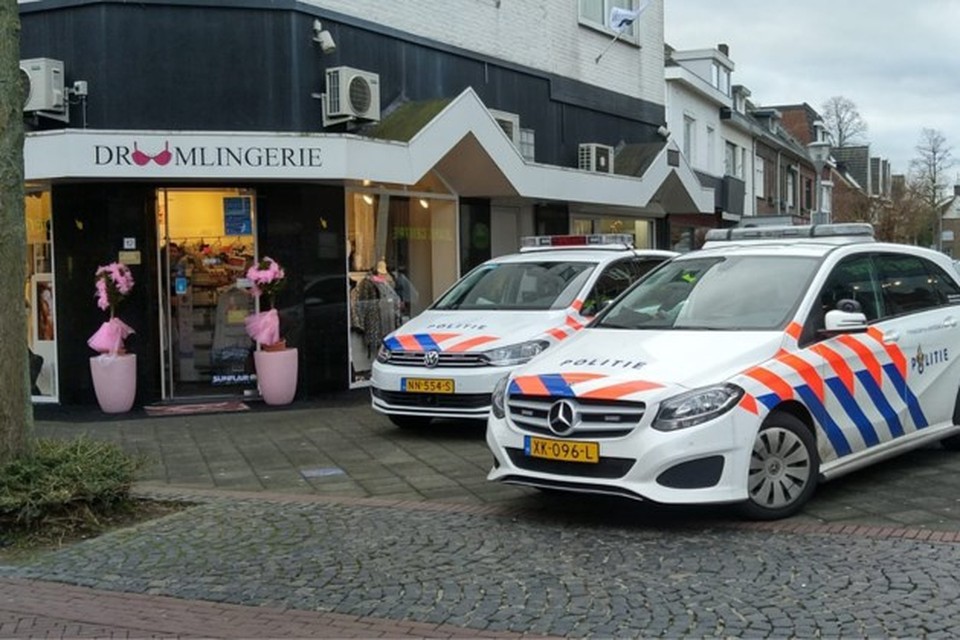 Politie bij de overvallen lingeriezaak in het centrum van Geleen. 