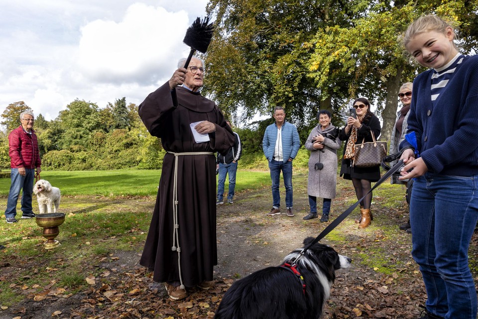 Franciscaan Gerard Heesterbeek zegende de huisdieren. 
