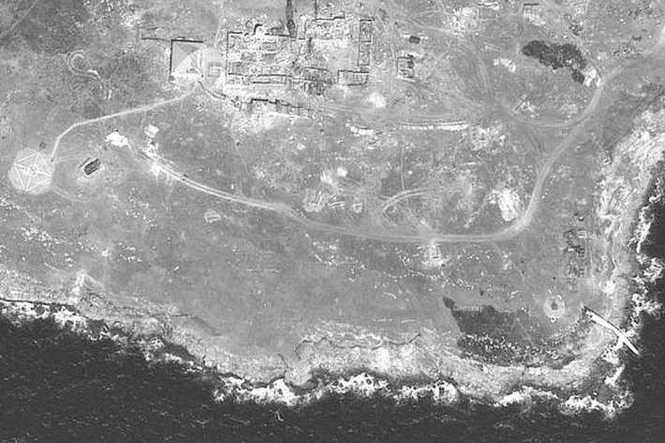 Satellietbeeld van het Slangeneiland na de aanval. 
