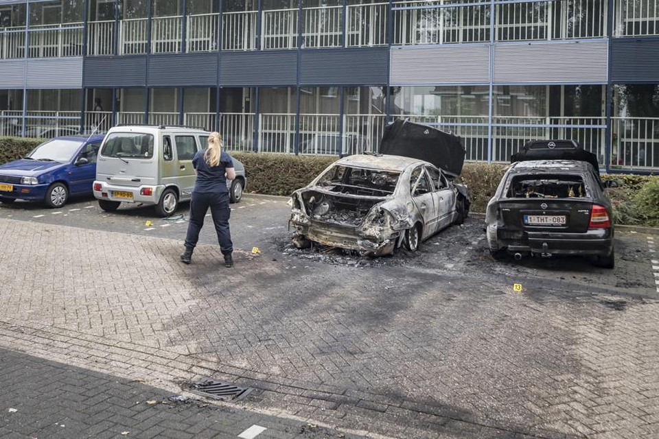 Bij de brand, maandagavond in Schaesberg, gingen vijf auto's in vlammen op. De politie is druk bezig met onderzoek.