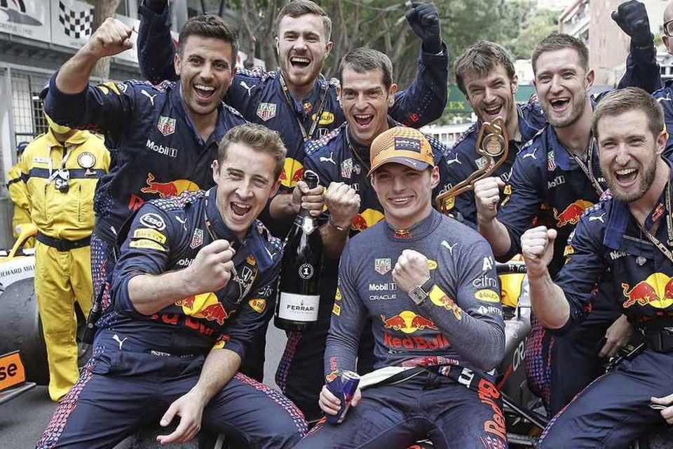 Max Verstappen viert de overwinning met zijn crew. 