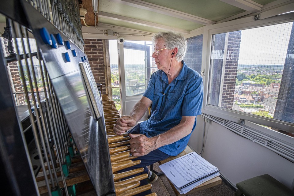 Marcel Siebers bespeelt het carillon, hoog in de toren van de Sint Martinusbasiliek in Venlo.  