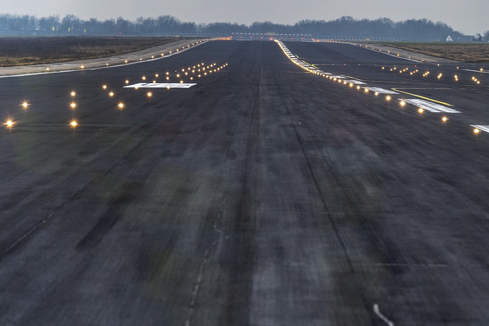 De start- en landingsbaan van Maastricht Aachen Airport. 