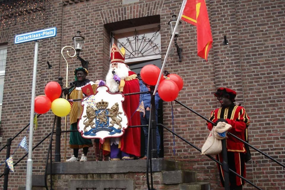 Vorig jaar sprak de Sint de kinderen van Beesel ook toe vanaf het bordes van het oude raadhuis. 