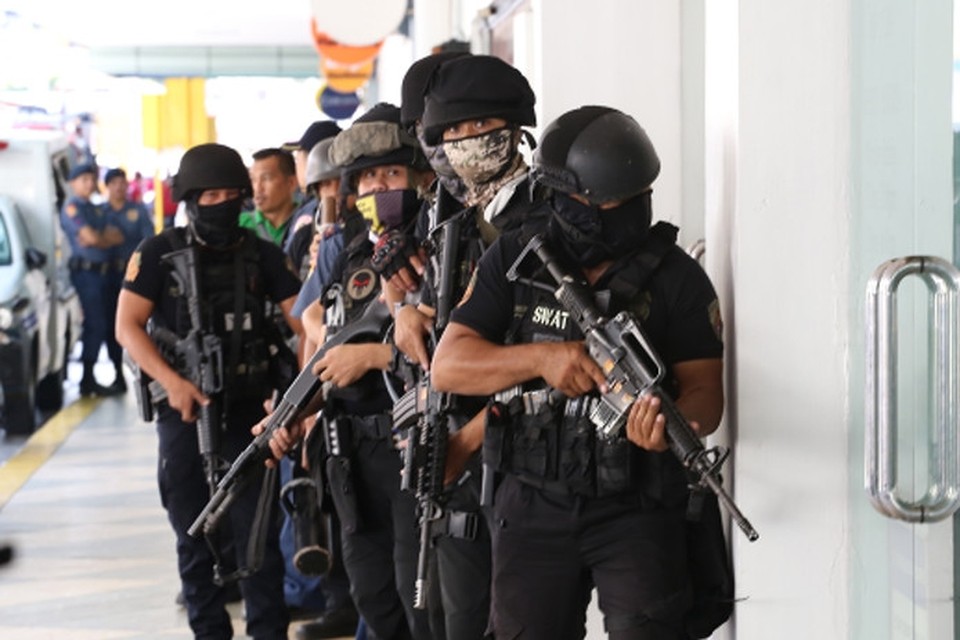 Speciale eenheid van de Filipijnse politie neemt positie in en staat op het punt het winkelcentrum binnen te vallen. 