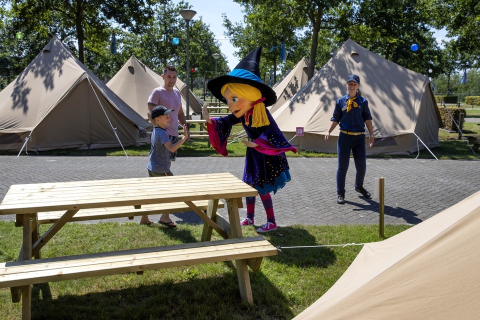 Toos Toverhoed, de mascotte van Toverland, verwelkomt gasten op de camping van het attractiepark in Sevenum. 