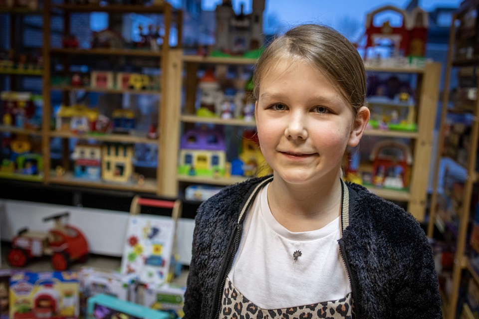 Kayleigh Thans (9) schonk de opbrengst van haar armbandjes aan de Speelgoedbank 