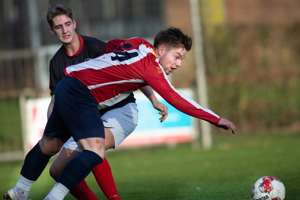 Rick Oberndorff van SV Argo gaat over de knie bij zijn tegenstander Joey Tukker. 
