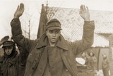 thumbnail: <P>Sint Joost, 20 januari 1945. Enkele Duitse Fallschirmjäger geven zich over aan Britse soldaten tijdens de eerste aanval op Sint Joost, zaterdagmiddag 20 januari 1945. </P>