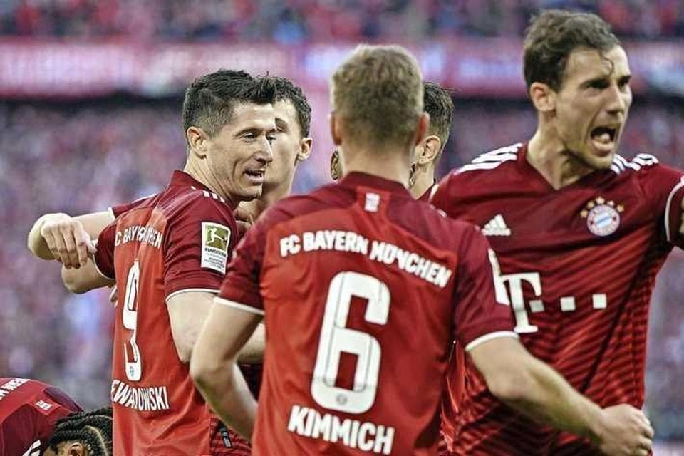 De Bayern-spelers juichen na de 2-0 van Lewandowski. 