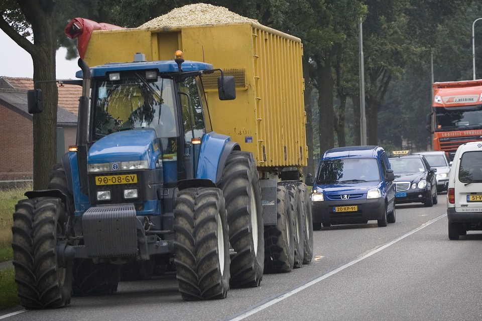 Peel en Maas wil tractoren toestaan op de Midden Peelweg tussen Maasbree en Kessel. De provincie gaat daar echter over. Foto ter illustratie. 