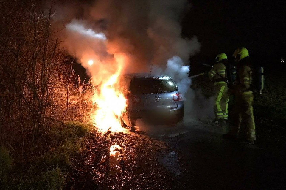 Fietsers troffen donderdagavond in Geulle een brandend voertuig aan. 