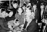 thumbnail: 10 juni 1968: 10 jarig jubileum van tant May als toezichthoudster van de speeltuin in Thien Bunder
