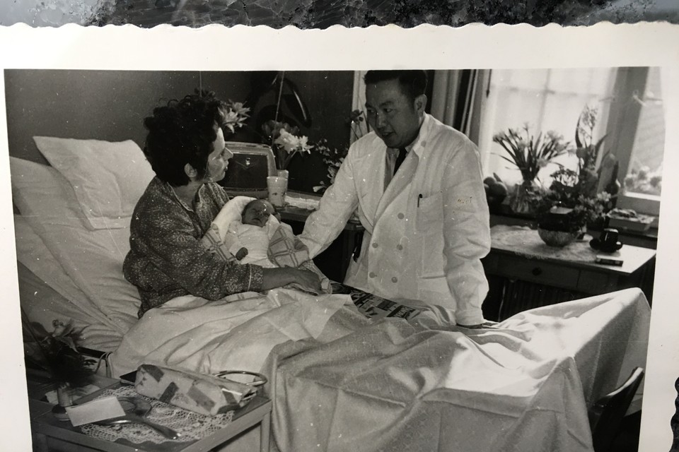 Dr. E.D. Tan, gynaecoloog van 1955 tot 1961 met een gelukkige jonge moeder en dochter.