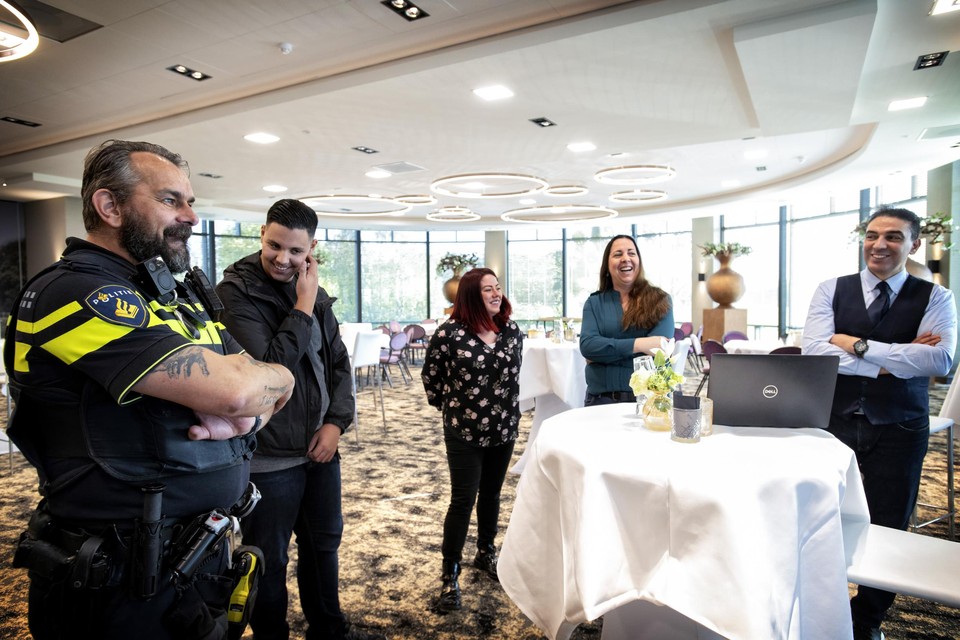 Wijkagent Richard Jager, Lamine, jongerenwerker Daisy Peeters, Linda Verlinden van de praktijkschool en politiechef Ali Sabri.   