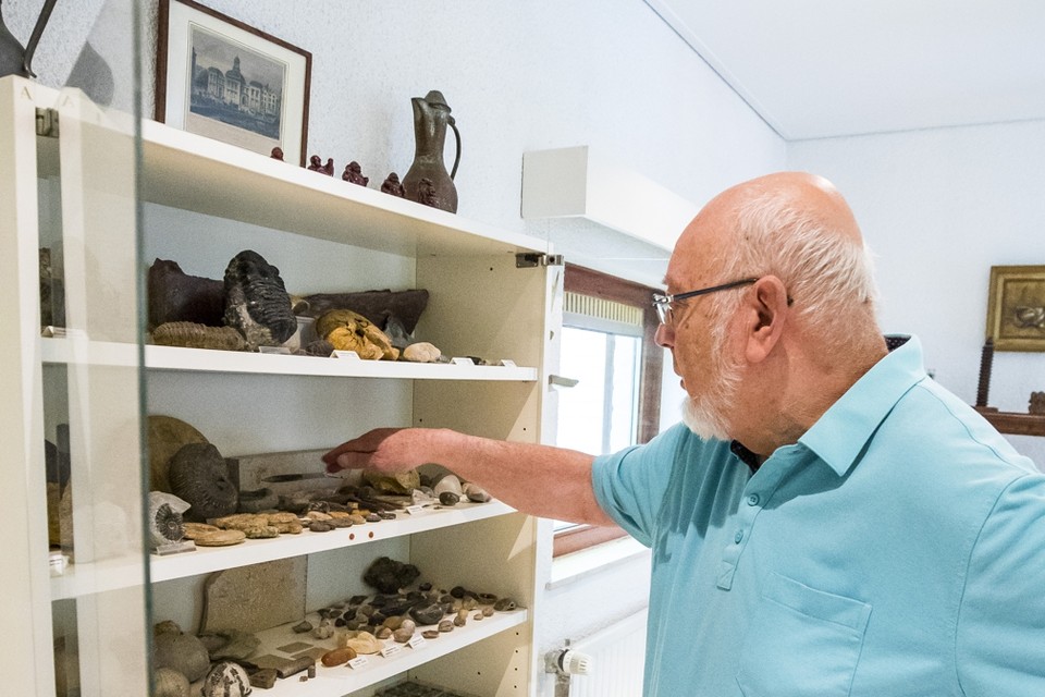 Joop Ladage bij zijn fossielenverzameling. 