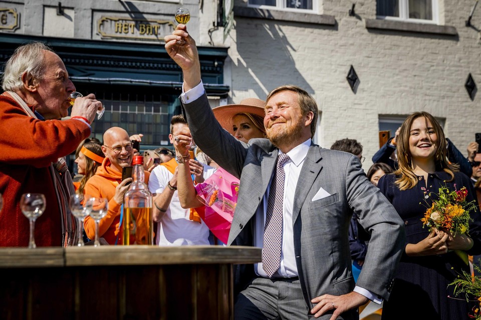 Koning Willem-Alexander drinkt een glaasje Els op Koningsdag in Maastricht. 