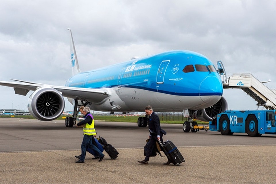 Een Boeing 787 Dreamliner van KLM landt op Schiphol. 