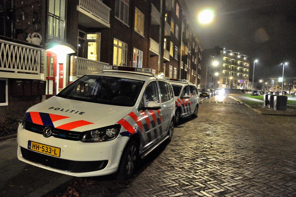 Bij de flat aan in Arnhem was veel politie aanwezig.