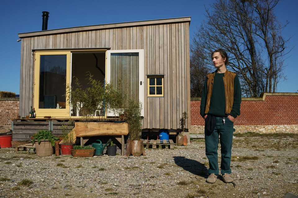 Floris Postmes woont al een jaar in zijn zelfgebouwde tiny house.