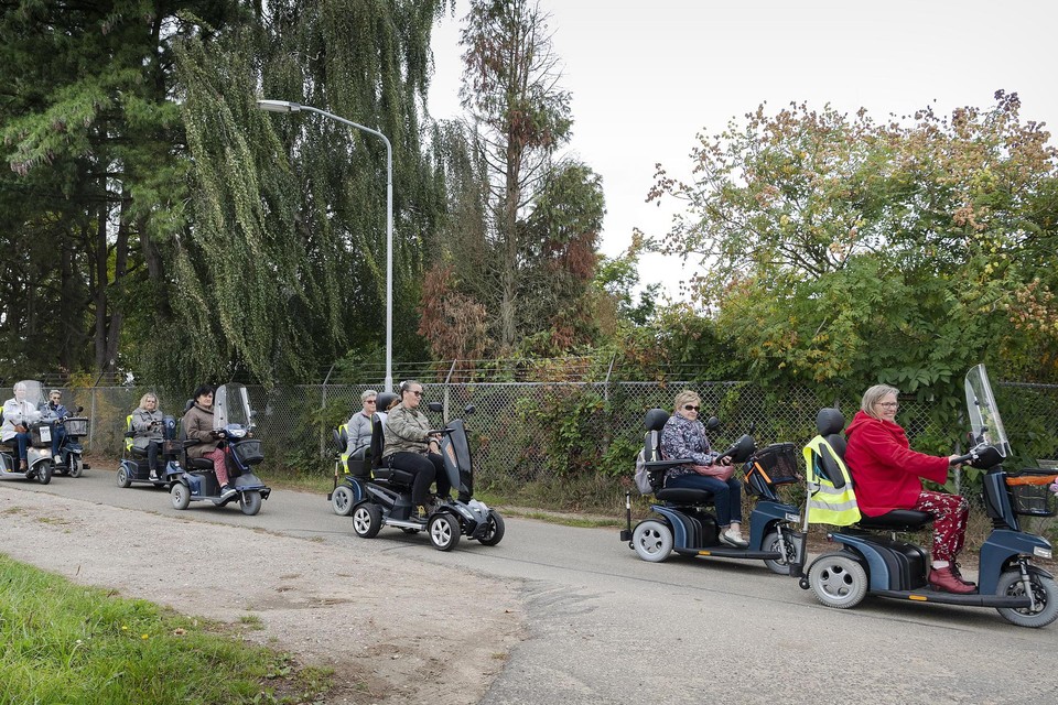 Leden van Mijn Scoottie op weg tijdens een toertocht. 