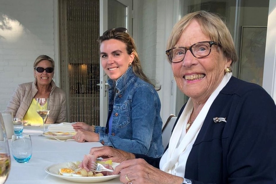Vivianne Heijnen in 2020 met haar moeder Gabriëlle en oma Wil Corten. 