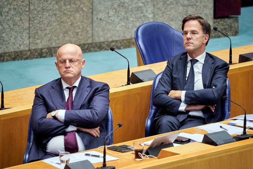 Premier Mark Rutte en minister Ferdinand Grapperhaus van Justitie en Veiligheid (CDA) in de Tweede Kamer tijdens een debat over institutioneel racisme in Nederland. 