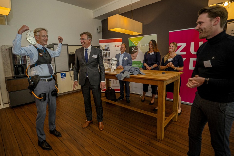 Minister Robbert Dijkgraaf (links) van onderwijs bracht in mei een bezoek aan Zuyd Hogeschool. Naast hem bestuursvoorzitter Luc Verburgh van Zuyd Hogeschool. 