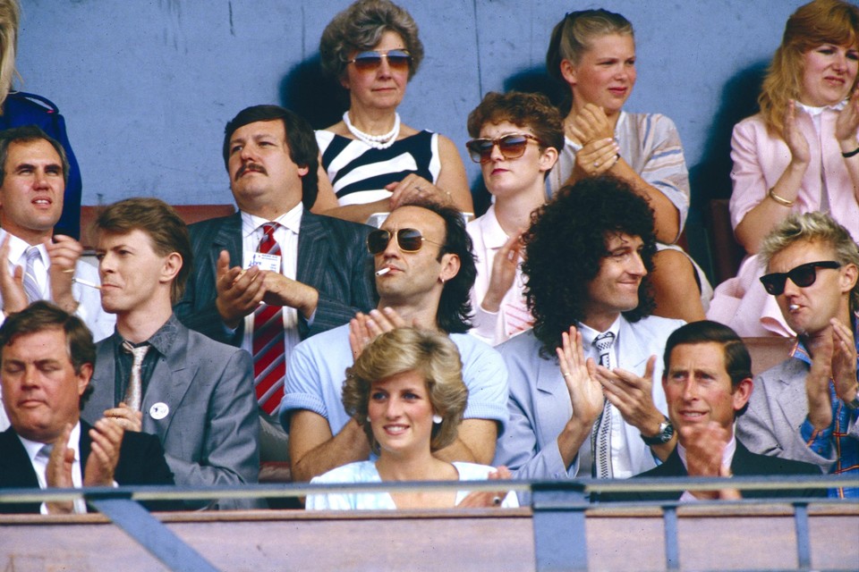 Diana en Charles bij het Live Aid-concert in Wembley. Met achter hen de wereldberoemde artiesten David Bowie, Roger Taylor en Brian May van Queen. 