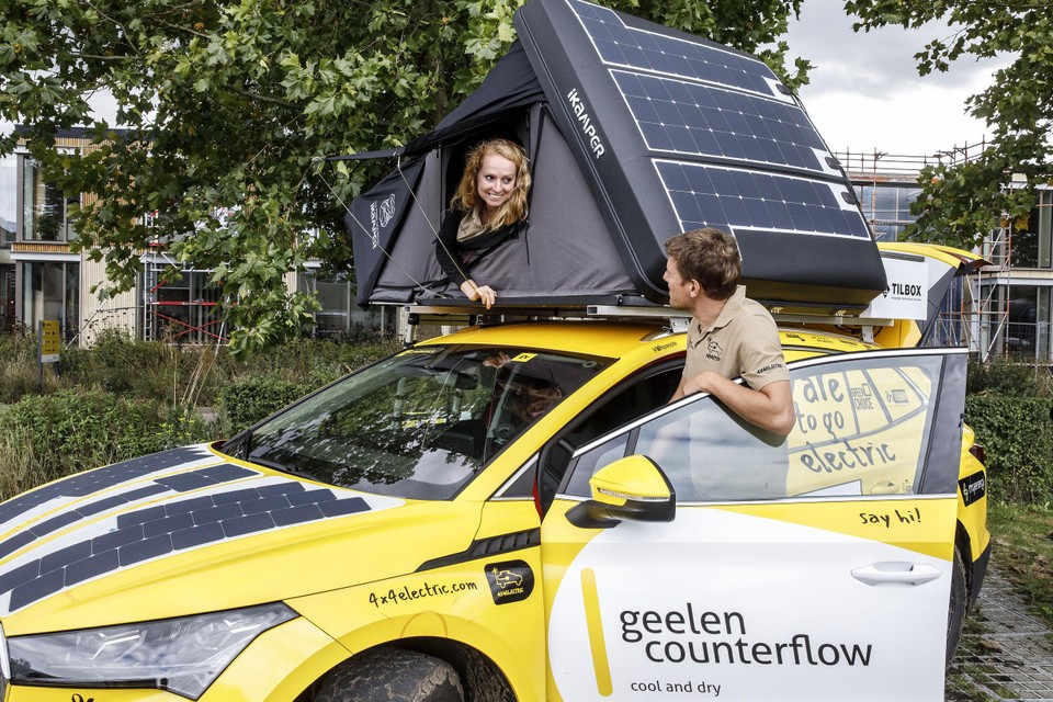 Renske Cox en Maarten van Pel testen alvast de daktent op hun elektrische auto. 