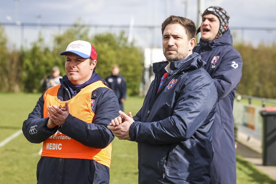 Luc Visser (midden) is hoofdcoach bij de Utrechtse Rugby Club. 