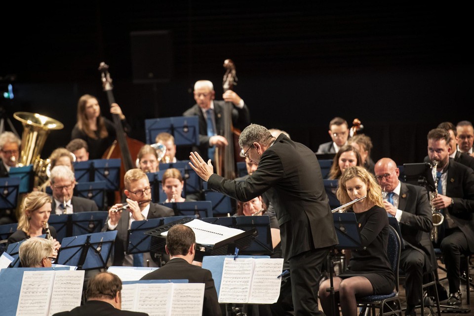 De gretigheid spatte ervan af bij dirigent Jos Simons en zijn harmonie. 