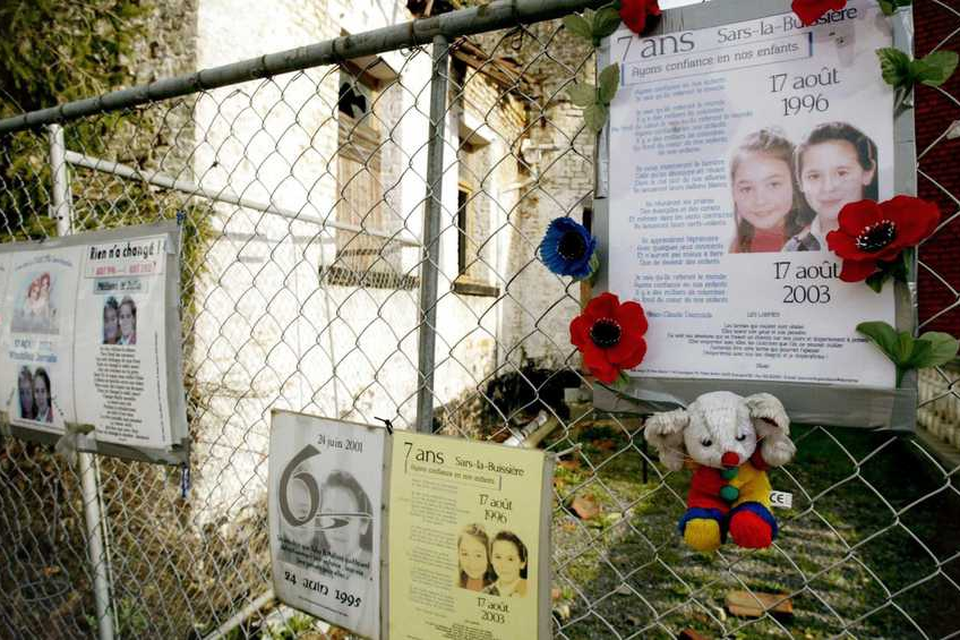 Het huis van Marc Dutroux waar uiteindelijk de stoffelijke overschotten van Julie en Melissa zijn gevonden, wordt nu afgebroken.
