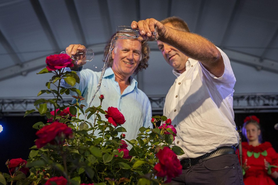 André Rieu en rozenkweker Frank Coenders dopen de nieuwe variëteit. 