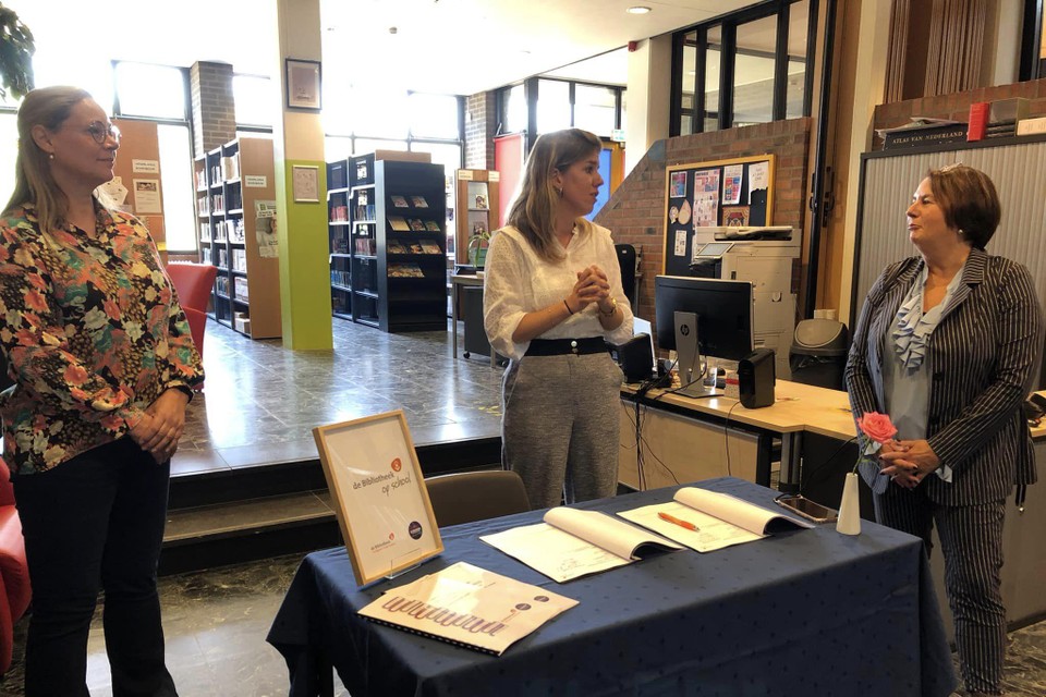 Ondertekening van de samenwerking tussen de bibliotheek en het Eijkhagen College. 