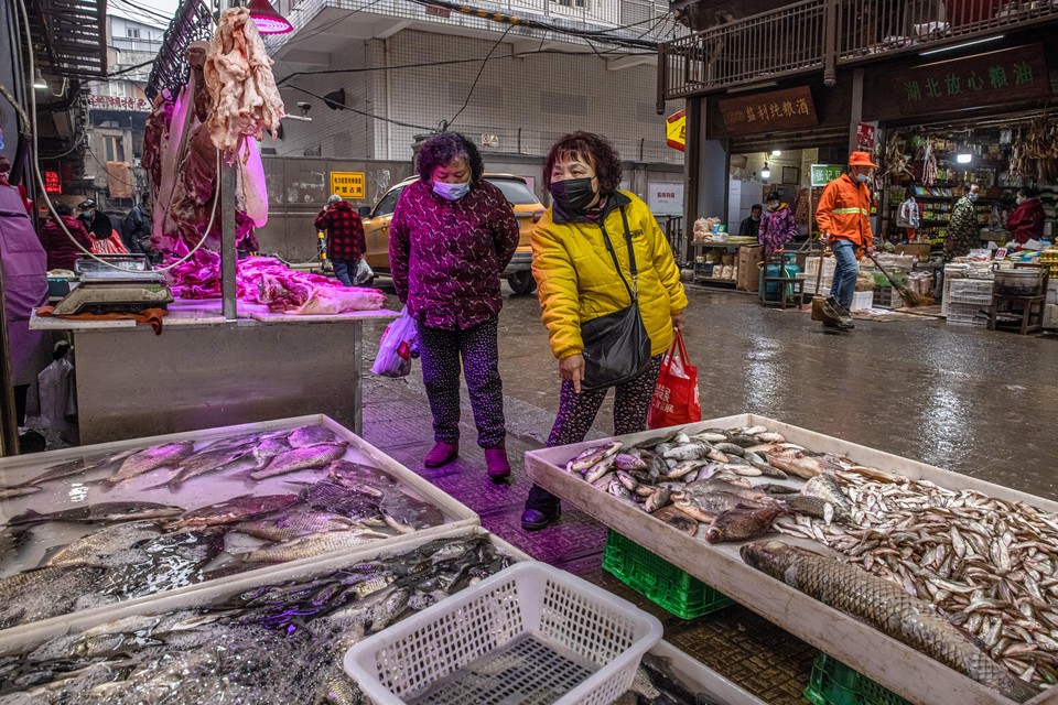 Op de vismarkt in Wuhan is het nu nog druk, maar verkopers vrezen de toekomst. 