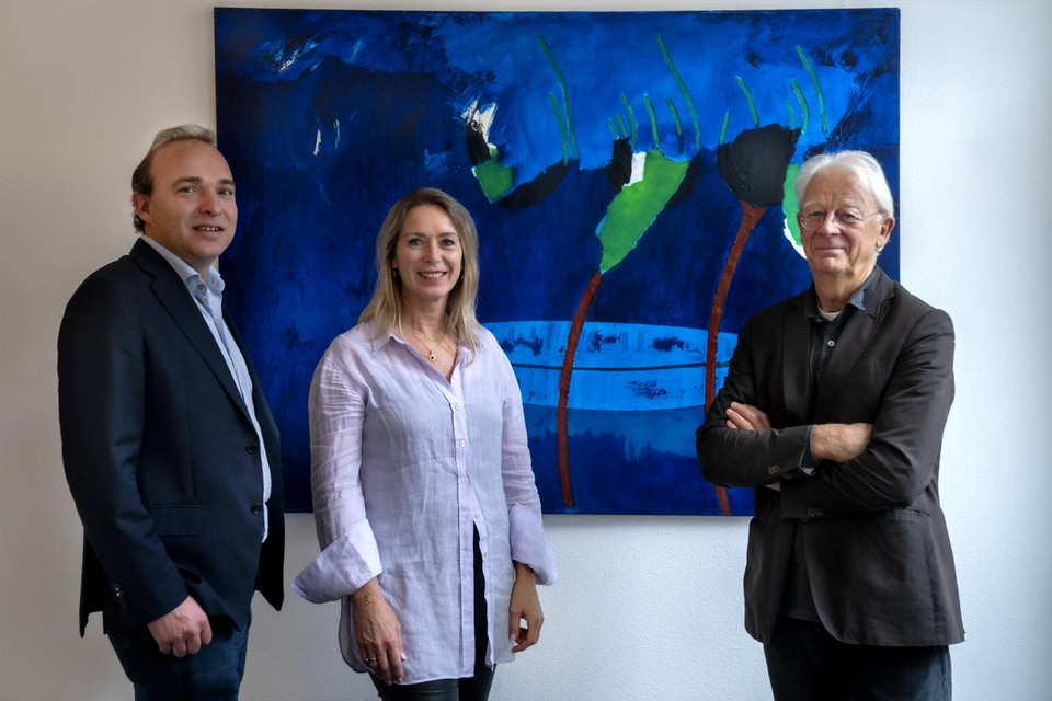 Erik Stroink, Carla Leliveld en Barend Fisser voor een werk van Oene Zwietink bij Artichoque Art. 
