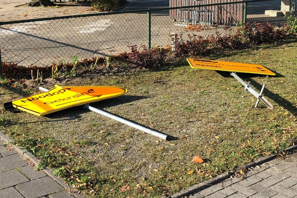 De vernielde borden. 