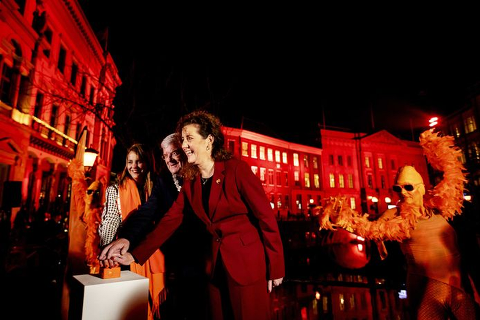Minister Ingrid van Engelshoven (Onderwijs, Cultuur en Wetenschap) en de Utrechtse burgemeester Jan van Zanen bij de start van de campagne tegen vrouwengeweld op de internationale Dag tegen Vrouwengeweld, op 25 november vorig jaar.  