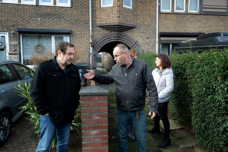 Jack Huntjens (links) praat in 2019 met buren over het nieuws dat hun huis gekocht en gesloopt gaat worden. Huntjens vond later  de uitkoopsom te laag.  s