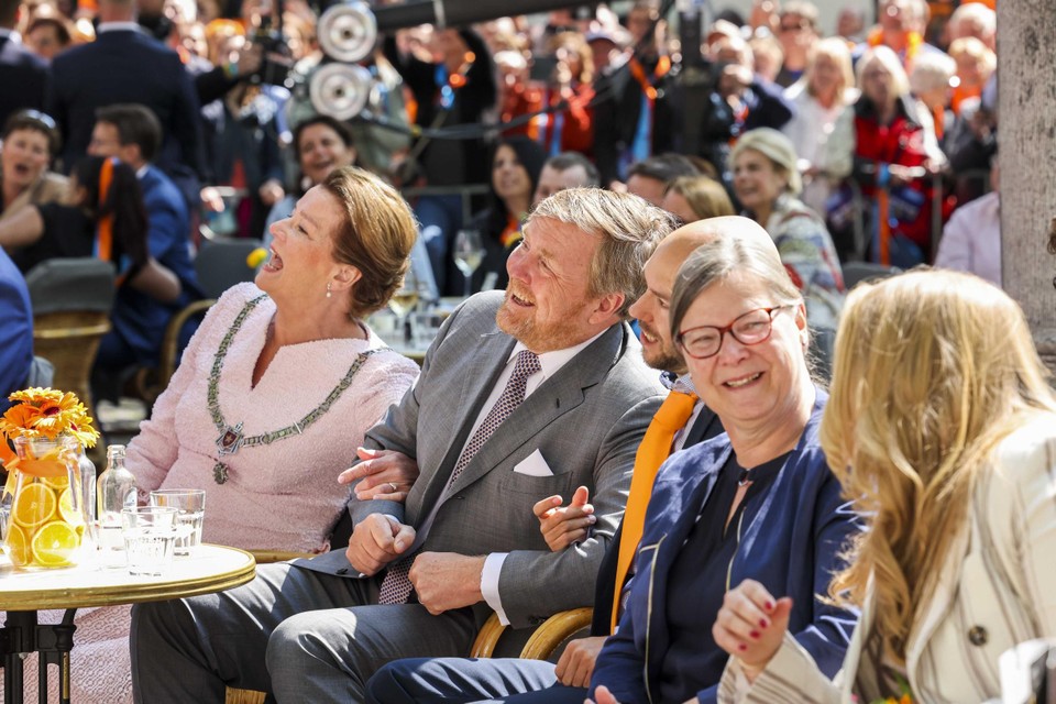 Annemarie Penn-te Strake en koning Willem-Alexander al sjoenkelend tijdens het optreden van André Rieu. 