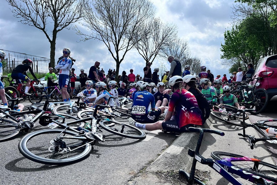 Het damespeloton in Voerendaal, wachtend op hervatting van de koers.