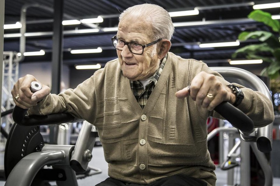 Jan Lamers (94) gaat twee keer per week naar de fitnessclub dankzij de beweegpas.