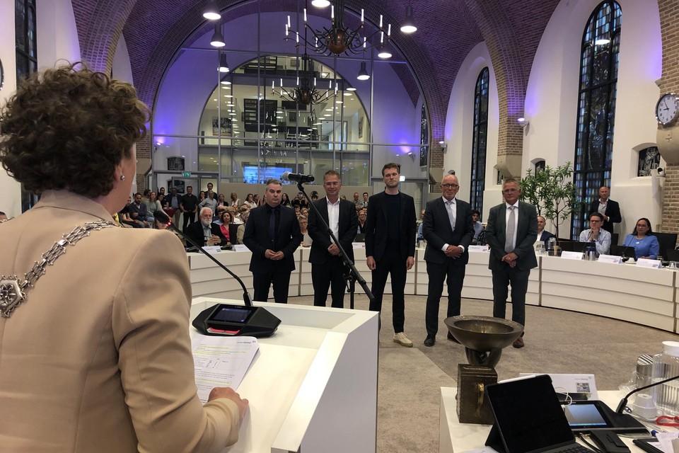 De vijf nieuwe wethouders worden beëdigd door burgemeester Leontien Kompier. V.l.n.r. Martin Leenders, Wim de Schryver, Daan Janssen, Erik van Daal en Jan Jenneskens.